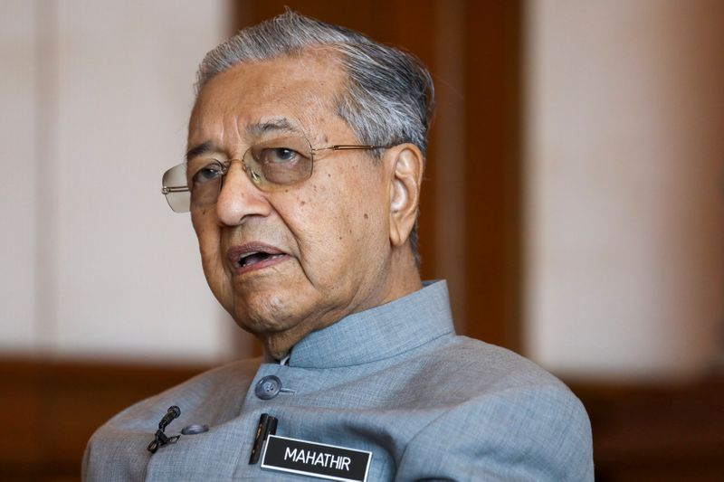 © Reuters. Malaysia's Prime Minister Mahathir Mohamad speaks during an interview with Reuters in Putrajaya