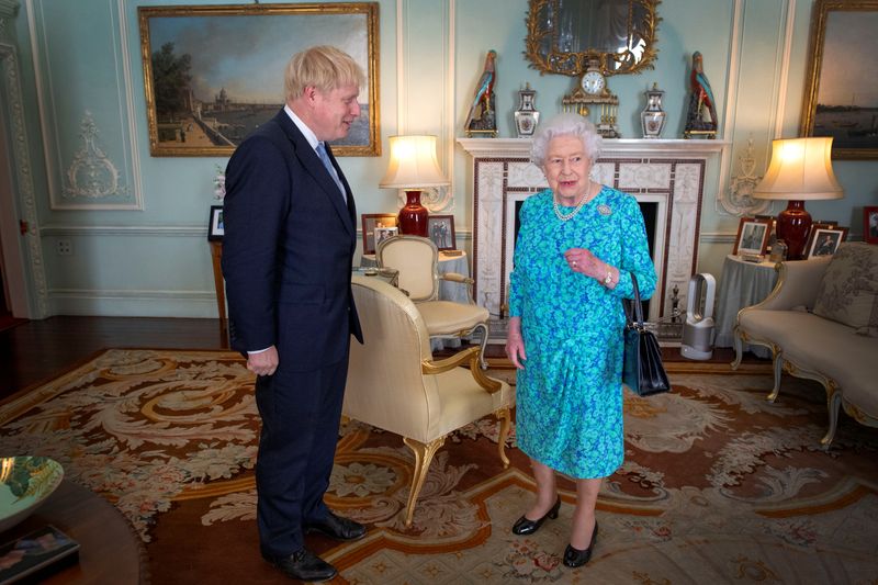 © Reuters. Queen Elizabeth II speaks to Boris Johnson during an audience in Buckingham Palace, where she will officially recognise him as the new Prime Minister, in London