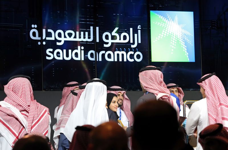 © Reuters. Participants attend the official ceremony marking the debut of Saudi Aramco's IPO on the Riyadh's stock market, in Riyadh