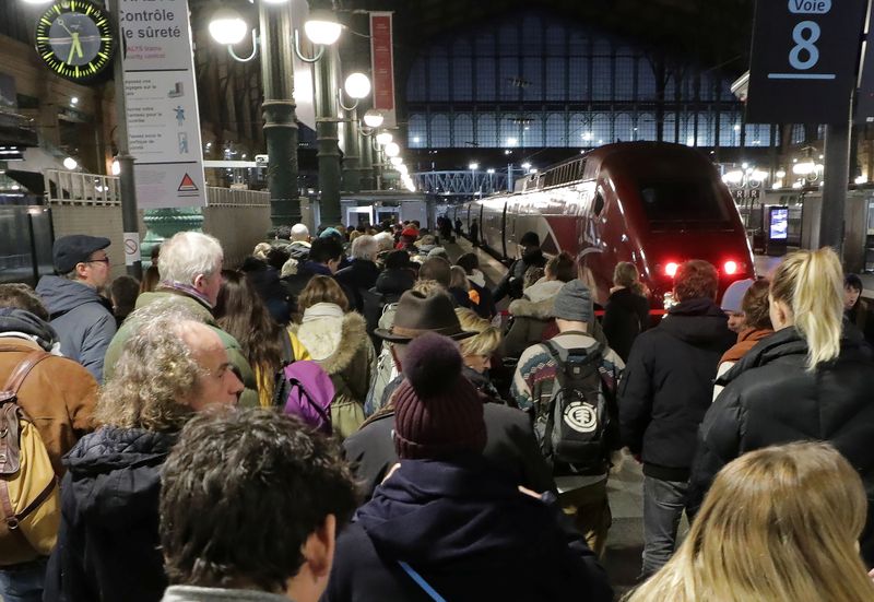 نقابة عمالية فرنسية تدعو لتعليق إضراب قطاع النقل في عطلة عيد الميلاد