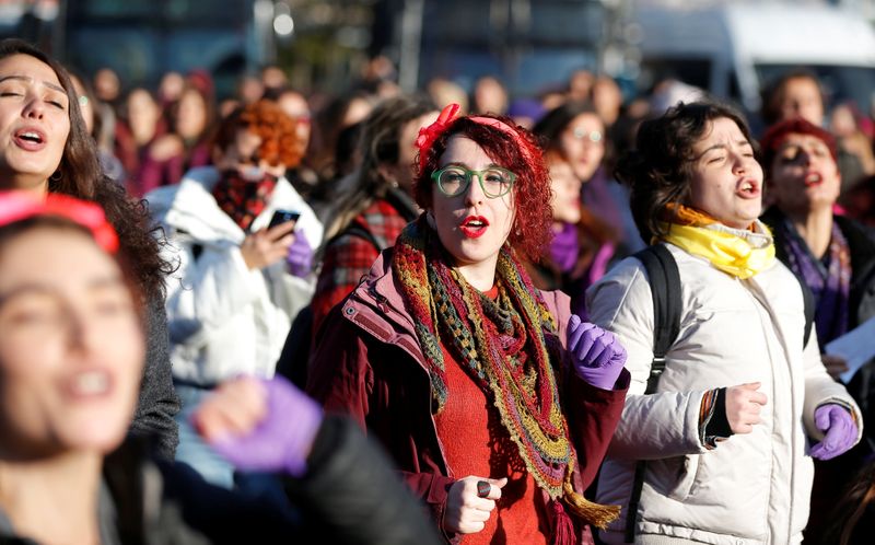نائبات في برلمان تركيا يرددن أغنية انطلقت من تشيلي رفضا للعنف ضد المرأة
