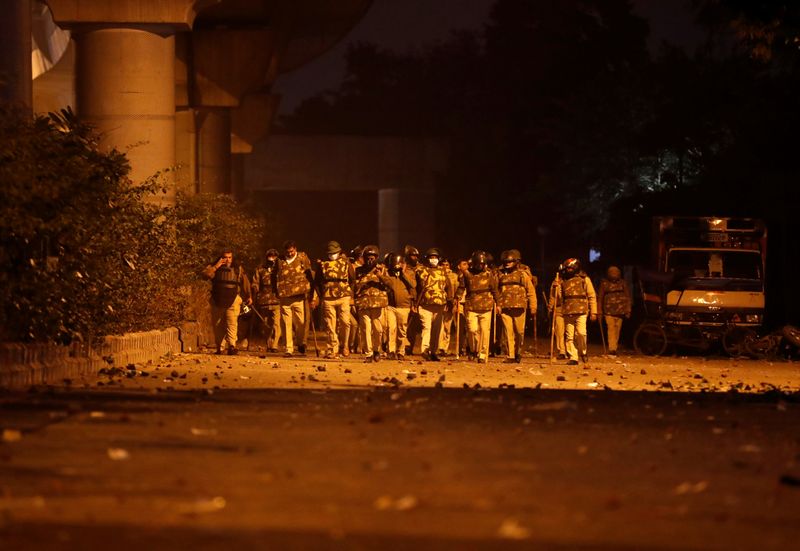 © Reuters. الشرطة الهندية تطلق الغاز المسيل للدموع على محتجين على قانون الجنسية