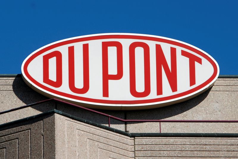 © Reuters. FILE PHOTO: A DuPont logo is pictured on the EMEA (Europe, Middle East & Africa) and Du Pont de Nemours International SA building in Grand-Saconnex