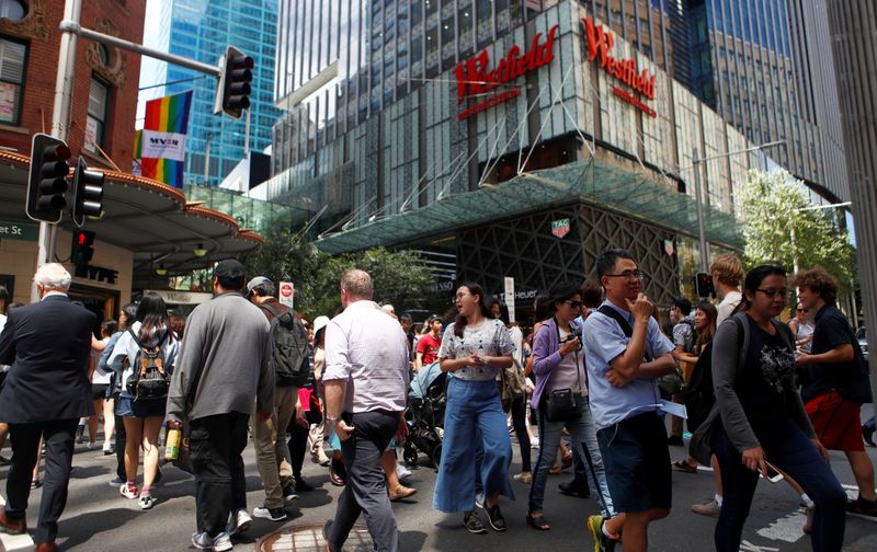 © Reuters. FOTO DE ARCHIVO: Los peatones pasan por un centro comercial Westfield en Sydney