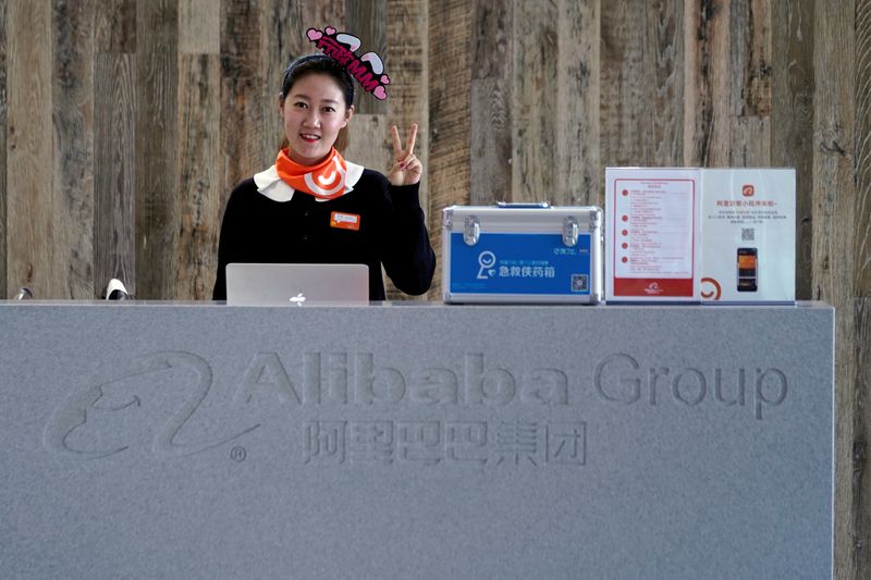 © Reuters. FILE PHOTO: An employee of Alibaba Group gestures during Alibaba Group's 11.11 Singles' Day global shopping festival at the company's headquarters in Hangzhou