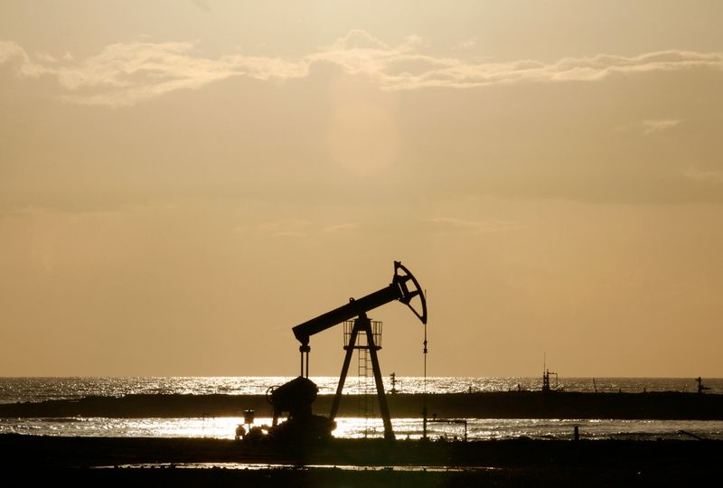 Цены на нефть снижаются в ожидании подробностей сделки