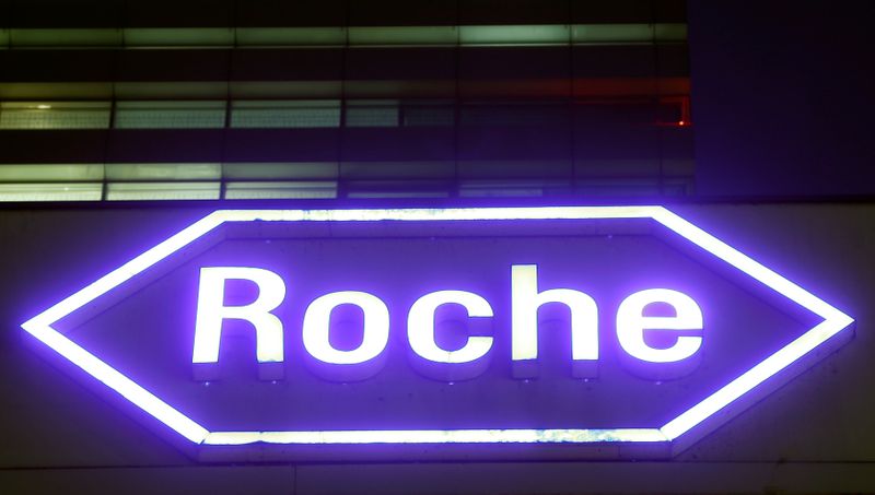 © Reuters. FILE PHOTO: Swiss drugmaker Roche's logo is seen at their headquarters in Basel, Switzerland