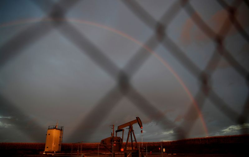 © Reuters. FILE PHOTO: A rainbow is seen over a pumpjack during sunset outside Scheibenhard