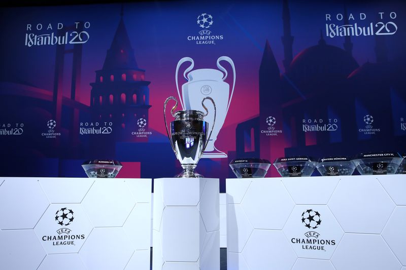 © Reuters. قرعة دور الستة عشر في دوري أبطال أوروبا لكرة القدم