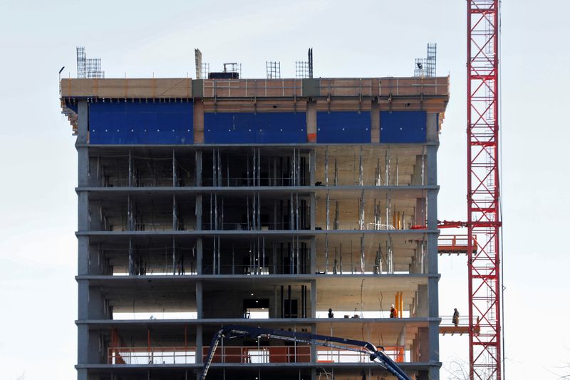 © Reuters. FILE PHOTO: Construction workers build a new condominium development in Calgary