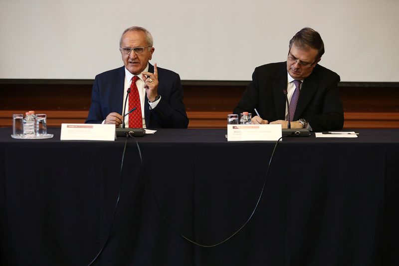 © Reuters. Mexico's Foreign Minister Marcelo Ebrard and Deputy Foreign Minister for North America Jesus Seade hold a news conference in Mexico City