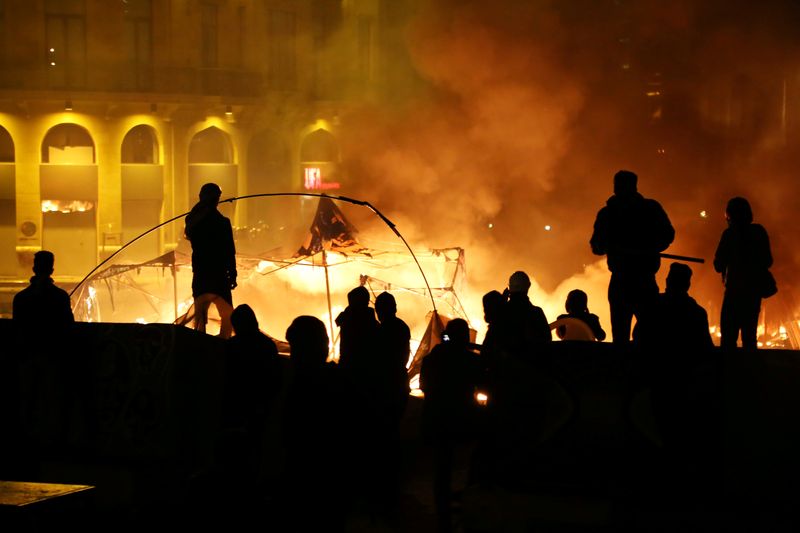 © Reuters. الجيش اللبناني يشتبك مع أنصار حزب الله وحركة أمل في بيروت