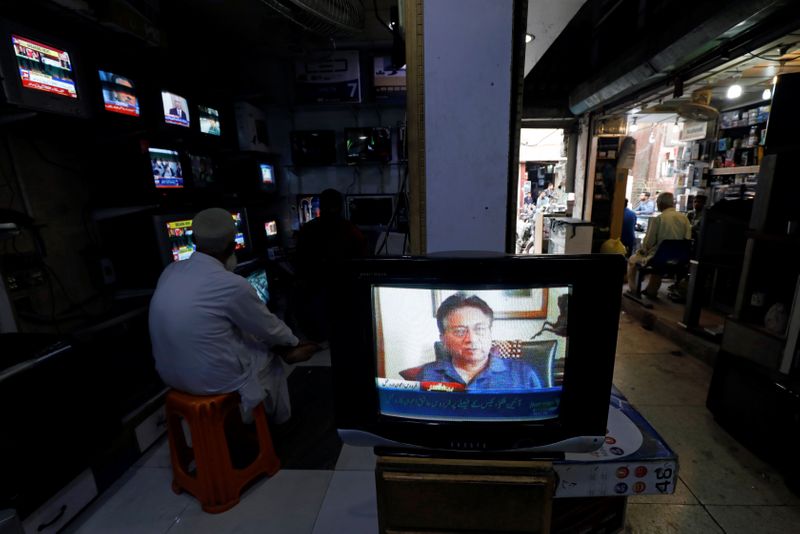 © Reuters. A television screen displays the news after Pakistani court sentenced former military ruler Pervez Musharraf to death on charges of high treason and subverting the constitution, at a shop in Karachi