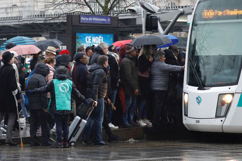 Sindicatos da França tentam manter pressão contra reforma da Previdência com greves e protestos