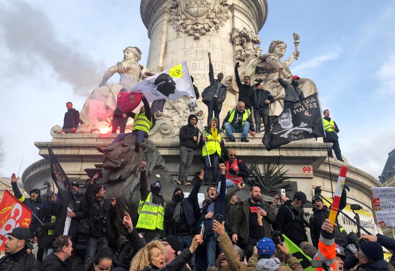 © Reuters. French labour union members and workers on strike attend a demonstration in Paris