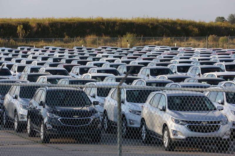 © Reuters. FILE PHOTO: Chevrolet Equinox SUVs are parked awaiting shipment near the General Motors Co (GM) CAMI assembly plant in Ingersoll
