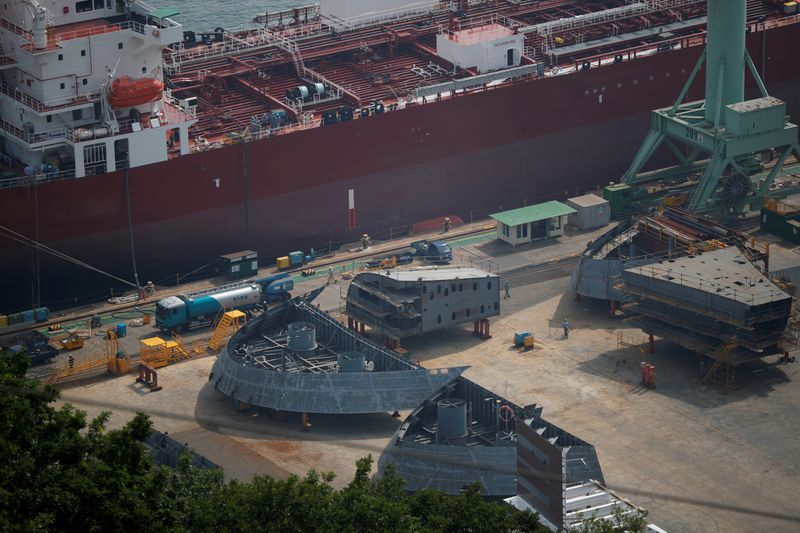 © Reuters. FILE PHOTO: Parts of the structure of a ship are seen at Hyundai Heavy Industries' Shipyar in Ulsan
