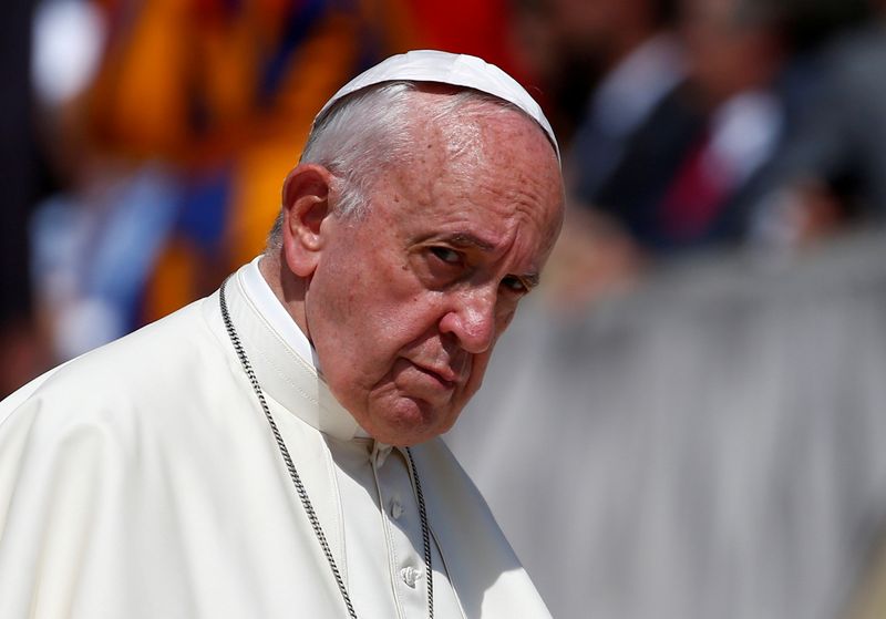 © Reuters. FILE PHOTO: Pope Francis holds weekly audience at Vatican