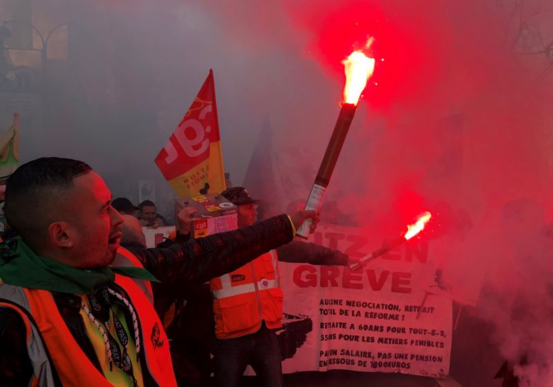 © Reuters. الشرطة الفرنسية تستخدم الغاز المسيل للدموع ضد المحتجين في باريس