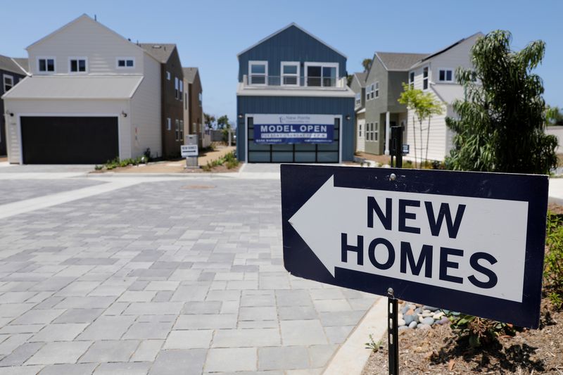 © Reuters. FILE PHOTO: Newly constructed single family homes are shown for sale in Encinitas, California