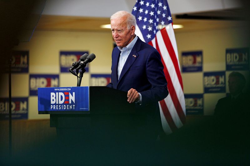 © Reuters. FILE PHOTO: Democratic 2020 U.S. presidential candidate and former Vice President Joe Biden speeks at an event at the Mississippi Valley Fairgrounds in Davenport