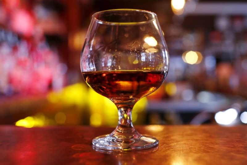 © Reuters. A glass of cognac sits on a bar in the Manhattan borough of New York City