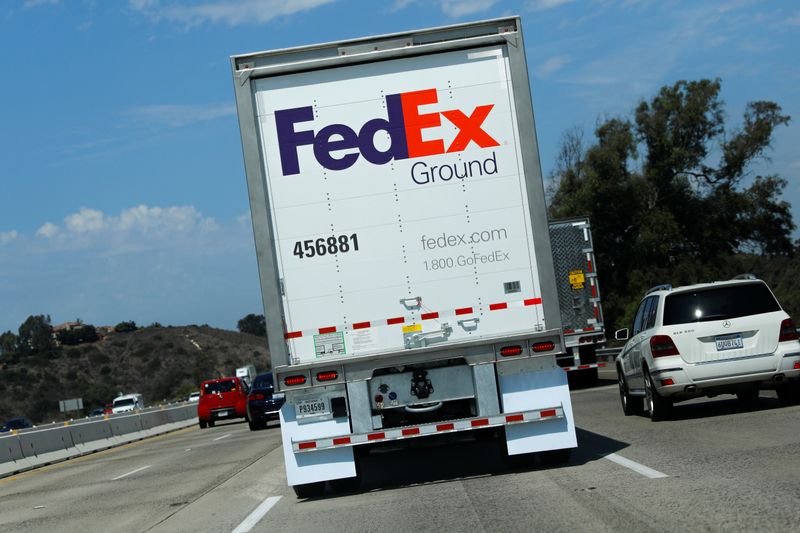 © Reuters. A Federal Express Ground truck travels down a highway through Carlsbad, California