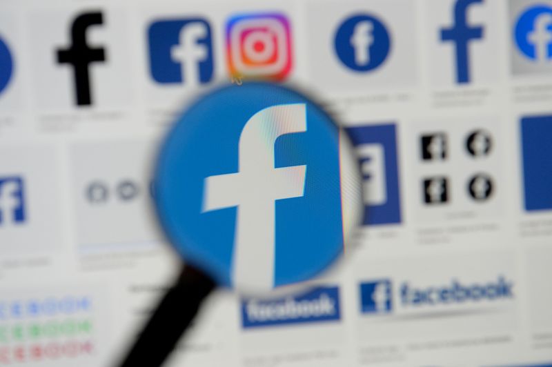 © Reuters. FILE PHOTO: Facebook logos