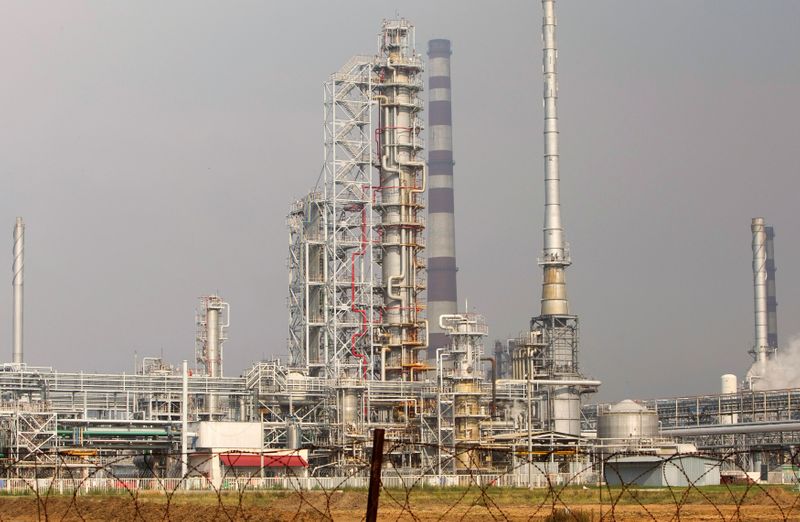 © Reuters. FILE PHOTO: An oil refinery located on a branch of the Druzhba oil pipeline, which moves crude oil through the pipeline westwards to Europe, is pictured near Mozyr