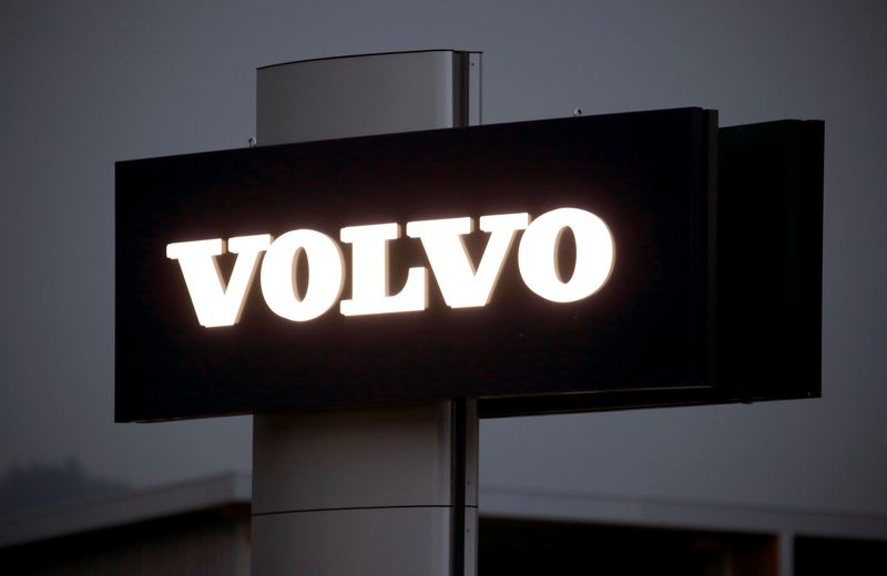 © Reuters. Logo of Swedish automobile manufacturer Volvo is seen at Stierli Automobile AG company in St. Erhard