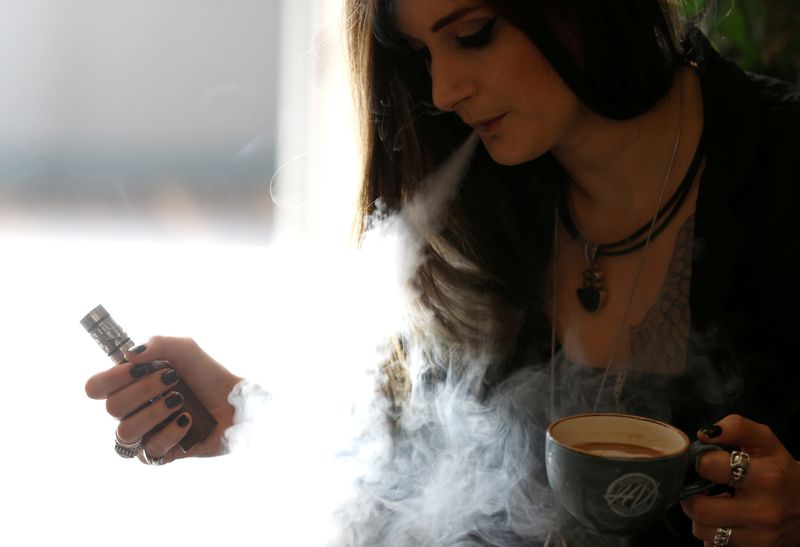 © Reuters. FILE PHOTO: Lauren Poole of House of Vapes, uses a vape in London