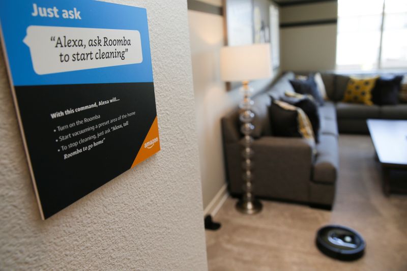 © Reuters. Prompts on how to use Amazon's Alexa personal assistant are seen as a wifi-equipped Roomba begins cleaning a room in an Amazon ‘experience center’  in Vallejo
