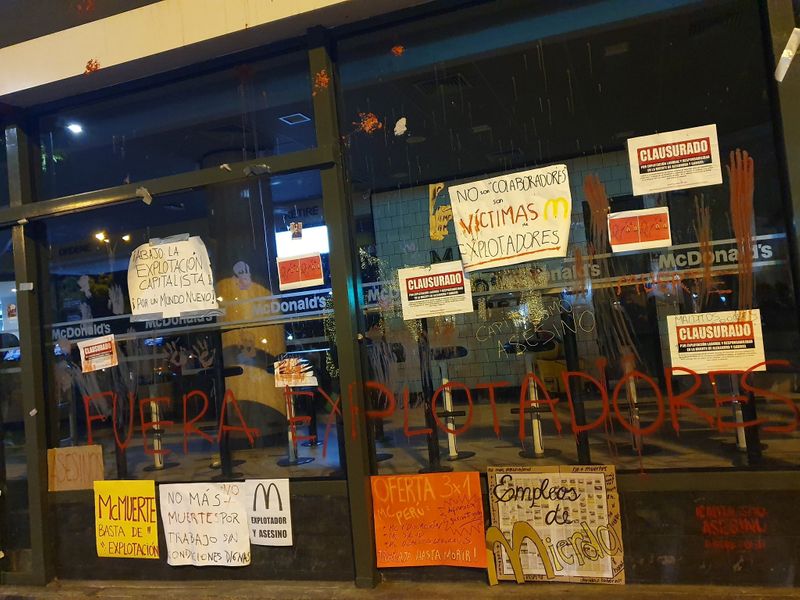 © Reuters. Cartazes de protesto colados em restaurante McDonald's fechado em Miraflores, em Lima