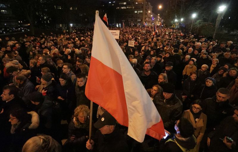 Milhares de poloneses protestam contra reformais judiciais