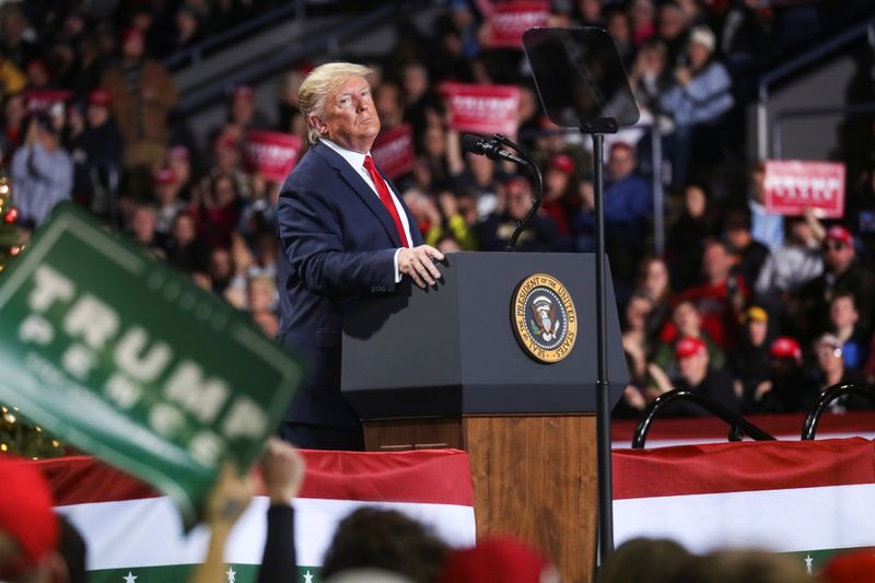 © Reuters. U.S. President Donald Trump reacts while speaking during a campaign rally in Battle Creek, Michigan