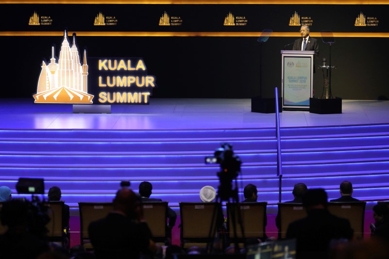 © Reuters. Malaysia’s Prime Minister Mahathir Mohamad delivers his keynote address during Kuala Lumpur Summit in Kuala Lumpur