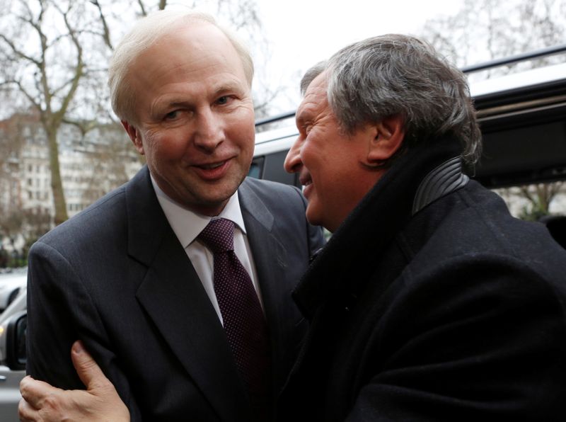 © Reuters. FILE PHOTO: Bob Dudley, who retires next year as CEO of BP, and Rosneft CEO Igor Sechin embrace outside the BP headquarters in central London