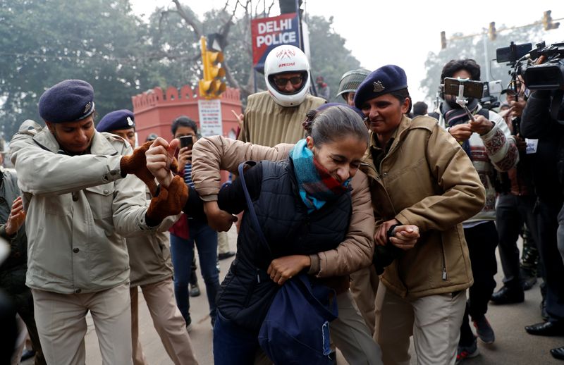 © Reuters. الشرطة الهندية تلقي القبض على عشرات المحتجين على قانون الجنسية الجديد