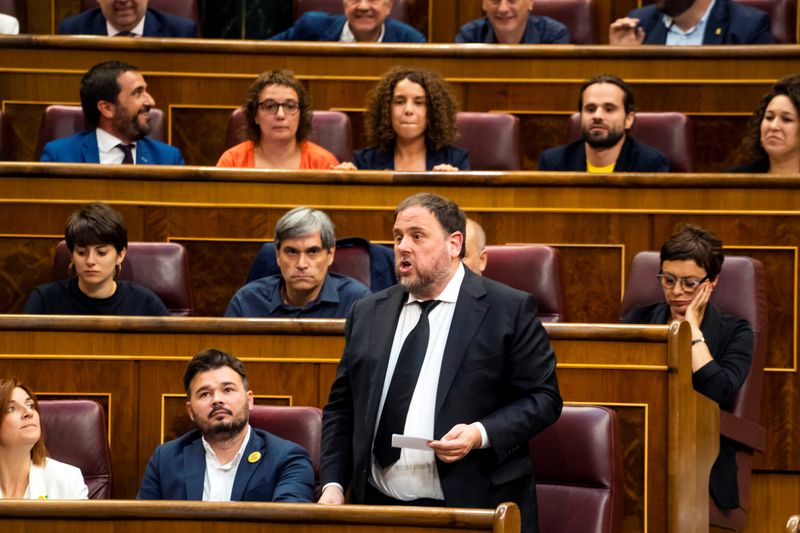 © Reuters. FOTO DE ARCHIVO: El político catalán encarcelado Oriol Junqueras presta juramento como diputado durante la primera sesión del parlamento tras las elecciones generales celebradas en Madrid, España, el 21 de mayo de 2019