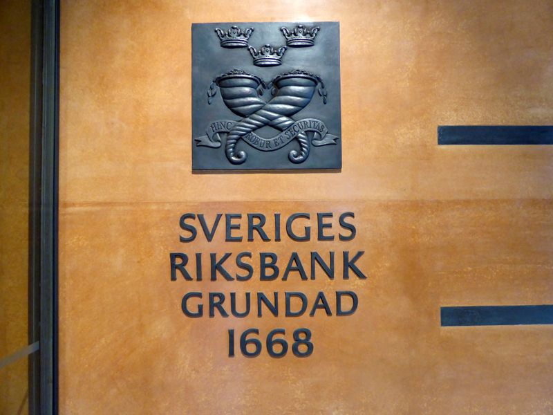 © Reuters. FILE PHOTO: The sign for Sweden's central bank is pictured in Stockholm