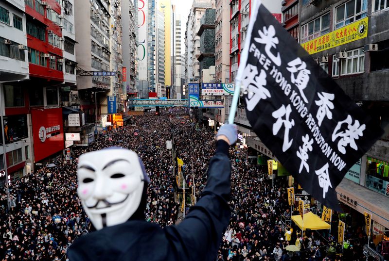 محتجو هونج كونج ينظمون مسيرات لبعثات أجنبية طلبا للدعم