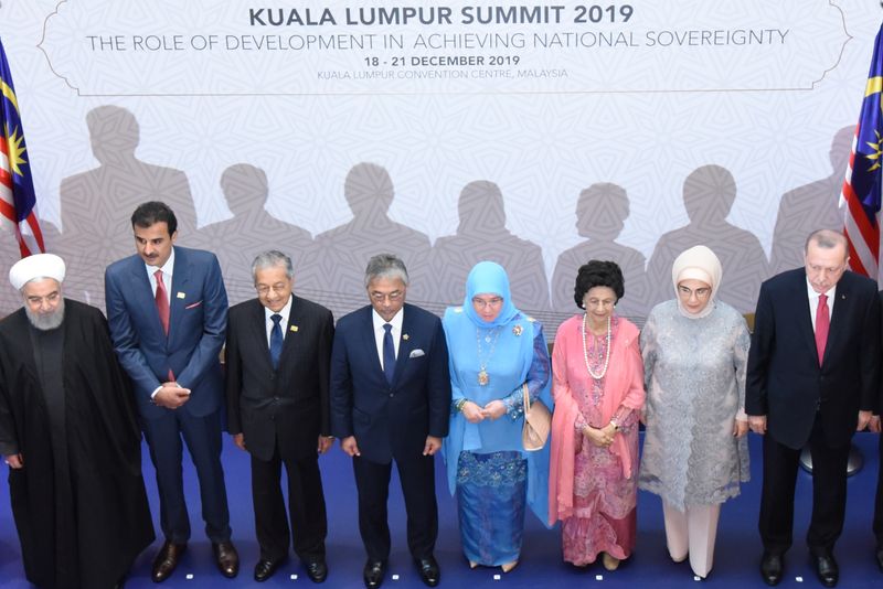 © Reuters. Iranian President Hassan Rouhani, Qatar's Emir Sheikh Tamim bin Hamad Al Thani, Malaysia's Prime Minister Mahathir Mohamad, Malaysia's King Sultan Abdullah Sultan Ahmad Shah, Malaysia's Queen Tunku Azizah Aminah Maimunah Iskandariah, Malaysia's First Lady