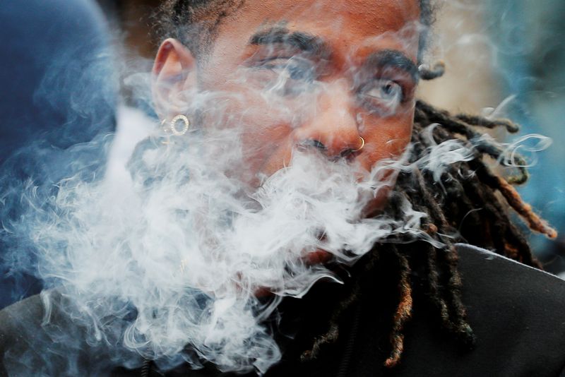 © Reuters. FILE PHOTO: A demonstrator vapes during a protest in Boston