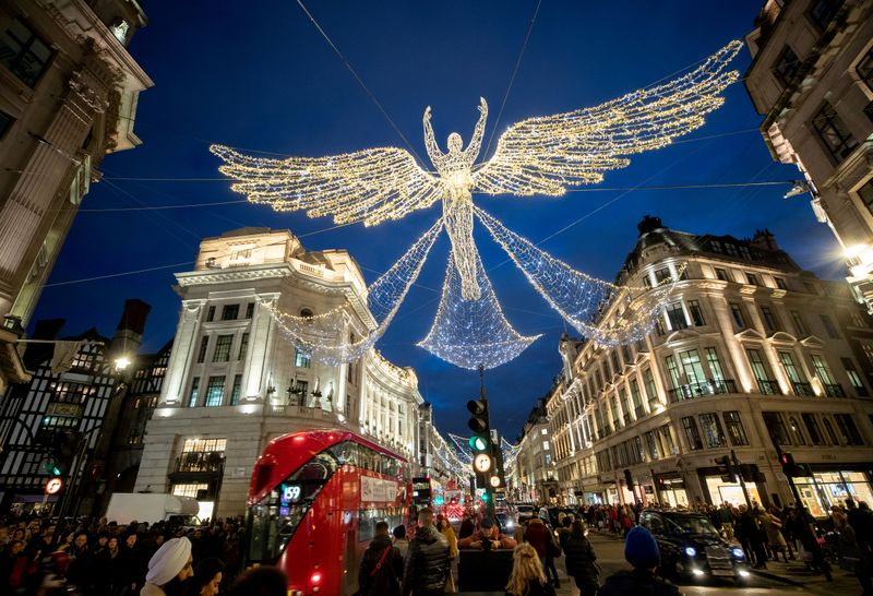 © Reuters. FILE PHOTO: Christmas Shopping