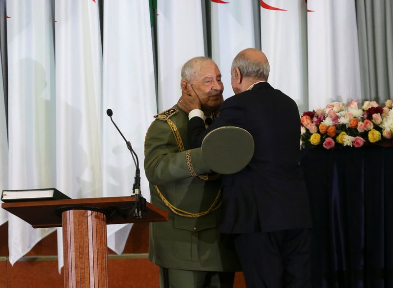 © Reuters. Newly elected Algerian President Abdelmadjid Tebboune embraces Algerian army's Chief of Staff, Lieutenant General Ahmed Gaid Salah during a swearing-in ceremony in Algiers