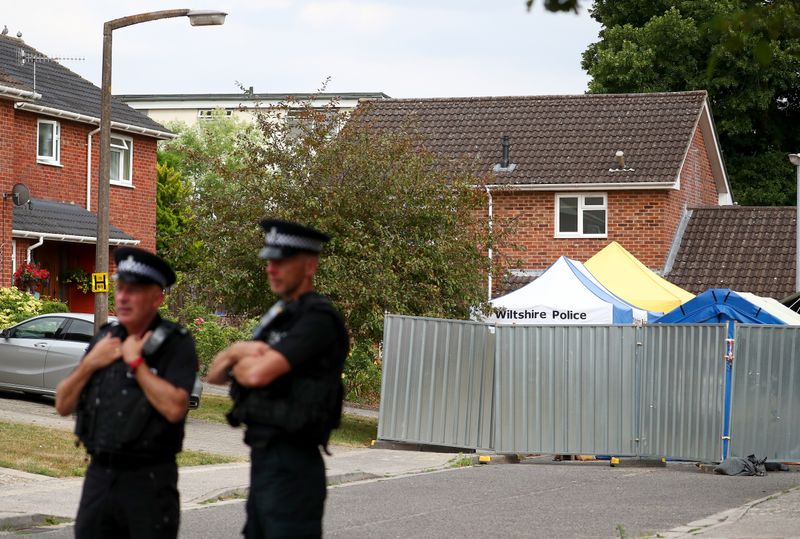 © Reuters. Police officers stand on duty outside Sergei Skripal's home in Salisbury