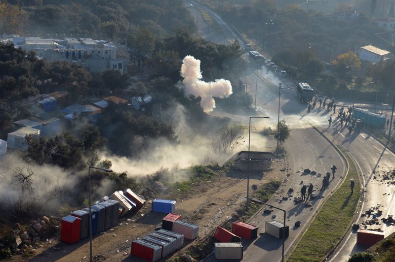 الشرطة اليونانية تطلق الغاز المسيل للدموع على مهاجرين بجزيرة ساموس