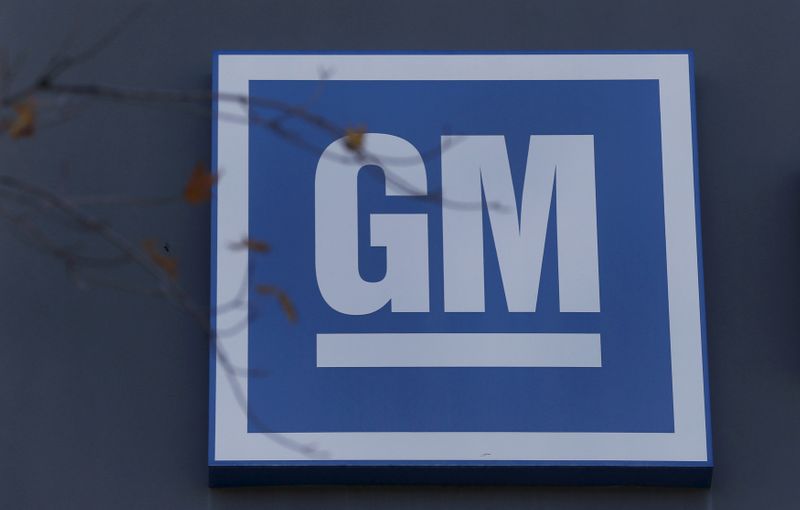 © Reuters. FILE PHOTO: The GM logo is seen at the General Motors Lansing Grand River Assembly Plant in Lansing,