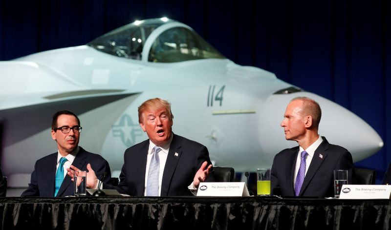 © Reuters. FILE PHOTO: U.S. President Donald Trump visits Boeing in St. Louis
