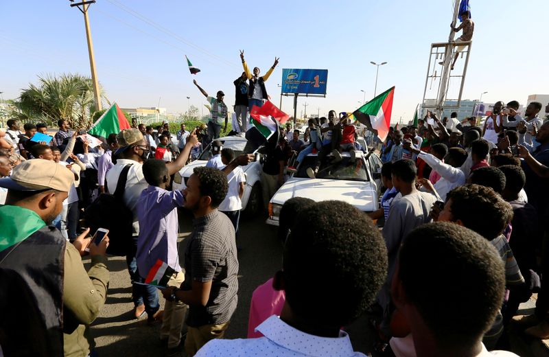 © Reuters. السودانيون يحيون ذكرى الانتفاضة ويطالبون بالقصاص لضحاياها